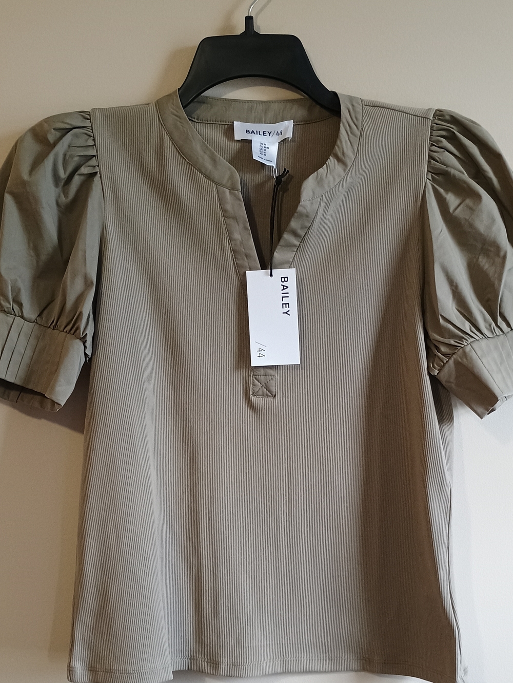 NWT Bailey 44 Ribbed Puff Sleeve Henley Blouse - Light Olive Green Size Medium